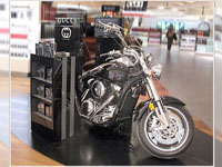 Инсталляция в торговом зале с мотоциклом
