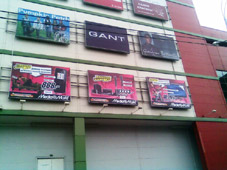 Монтаж рекламы на фасаде.